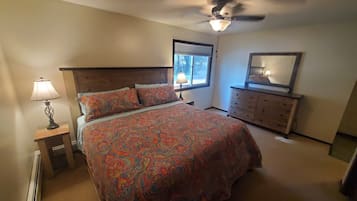 2 slaapkamers, een bureau, een strijkplank/strijkijzer, reisbedje