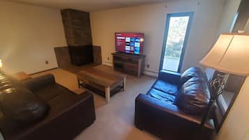 Een smart-tv, een open haard, videogames en een dvd-speler