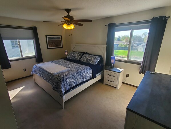 2 chambres, bureau, fer et planche à repasser, lit parapluie