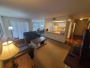 Älytelevisio, videopelejä, DVD-soitin, kirjoja