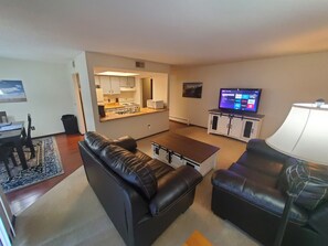 TV connectée, jeux vidéo, lecteur de DVD, livres