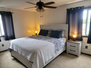 2 slaapkamers, een bureau, een strijkplank/strijkijzer, reisbedje