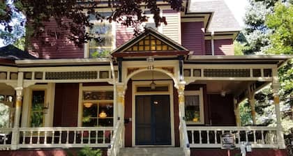 Historic Victorian Inn South Loft