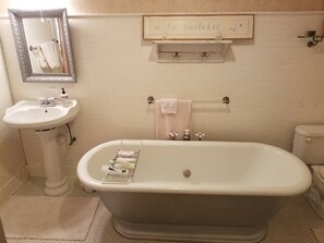 Bathtub, hair dryer, towels - Historic Victorian Inn White Suite (Sioux Falls)