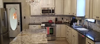 Historic Victorian Inn White Suite