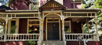 Historic Victorian Inn Wine Suite