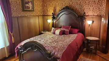 1 quarto, escrivaninha, ferros/tábuas de passar roupa, berço de viagem