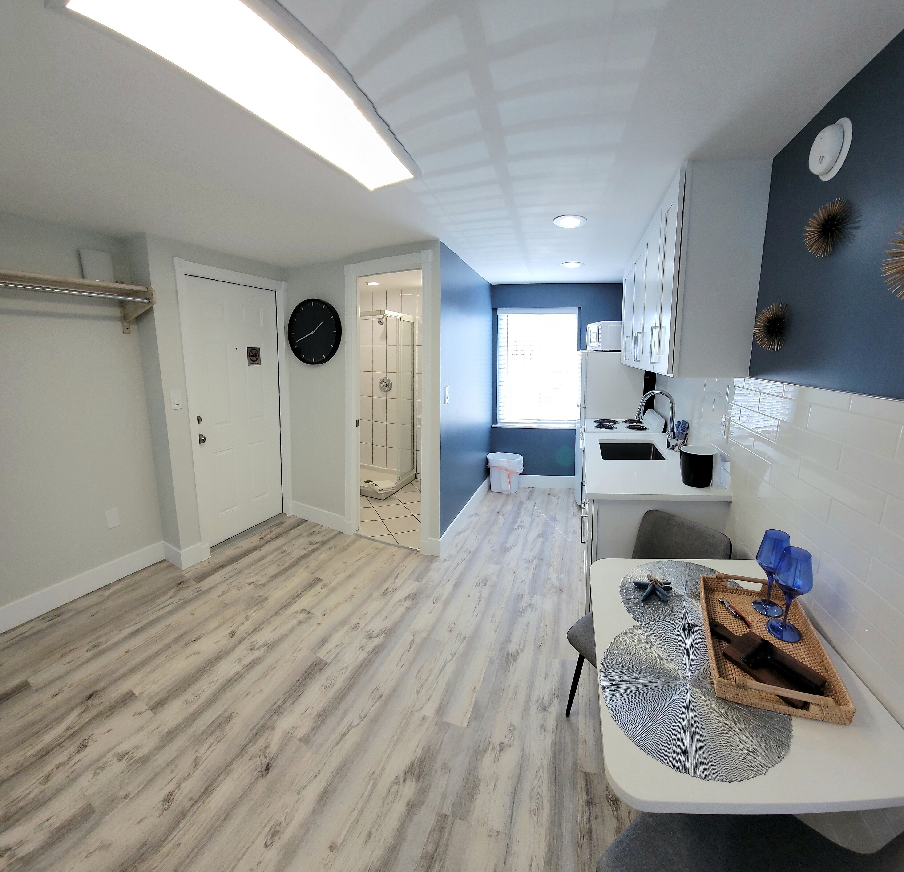 Een koelkast, een microgolfoven, een kookplaat