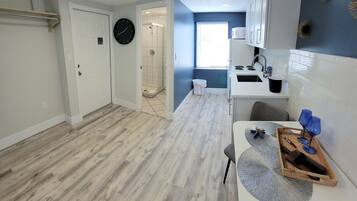 Een koelkast, een microgolfoven, een kookplaat