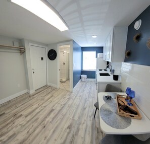 Køleskab, mikrobølgeovn, kogeplade, kaffe-/temaskine