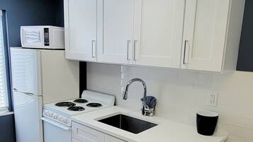 Réfrigérateur, micro-ondes, plaque de cuisson, cafetiÚre/bouilloire