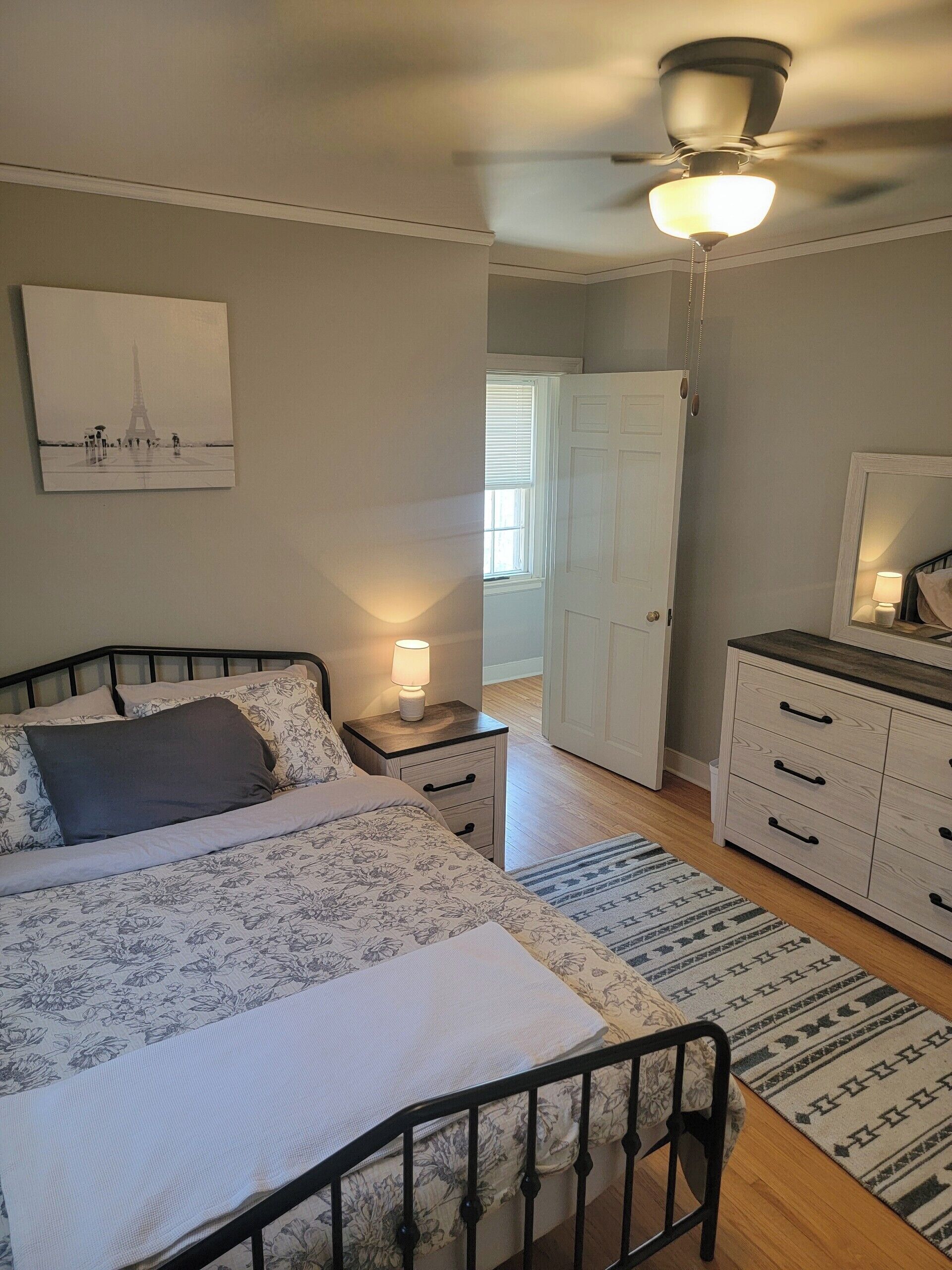 1 soverom, skrivebord, strykejern/-brett og reiseseng for barn