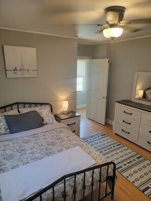 1 chambre, bureau, fer et planche à repasser, lit parapluie