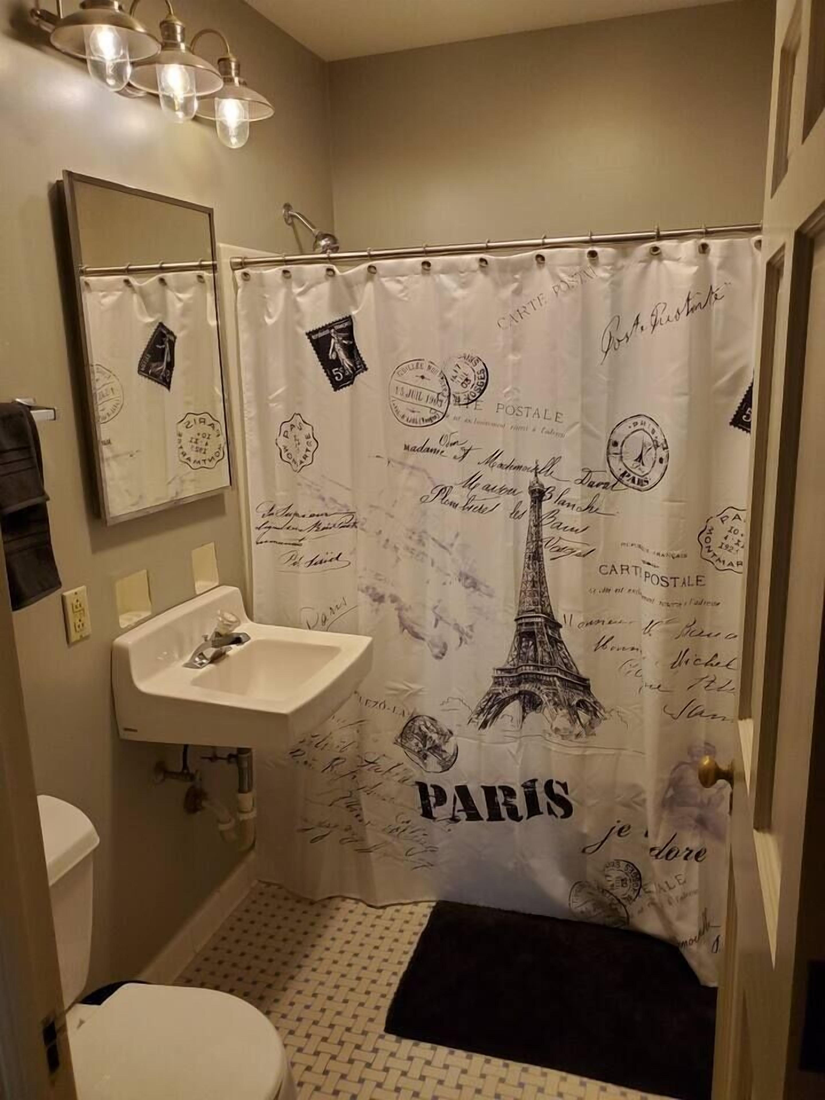 Ensemble douche/baignoire, sèche-cheveux, serviettes fournies