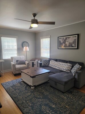 Smart TV, video games, DVD player, books - Historic McKennan Park Apt 3 (1 bed 1 bath) - KP220APT3 (Sioux Falls)