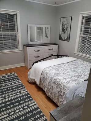 1 quarto, escrivaninha, ferros/tábuas de passar roupa, berço de viagem