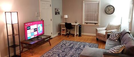 Smart-tv, videospelletjes, een dvd-speler en boeken