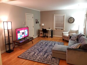 TV connectée, jeux vidéo, lecteur de DVD, livres