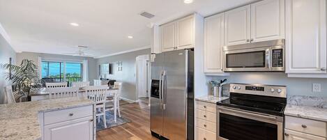 Refrigerador, microondas, horno, placa de cocina