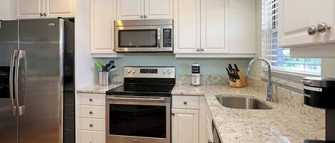 ثلاجة، ميكروويف، فرن، موقد طهي مسطح