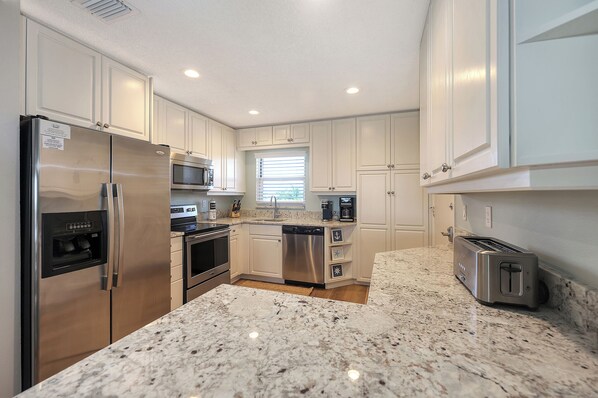 ثلاجة، ميكروويف، فرن، موقد طهي مسطح