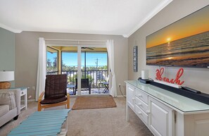 تلفزيون، تنس طاولة، كُتُب