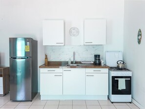 Fridge, oven, stovetop, coffee/tea maker