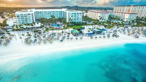 Playa en los alrededores y camastros