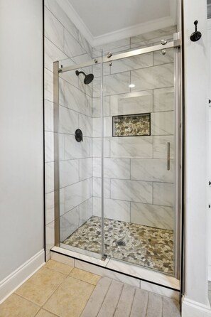 Ensemble douche/baignoire, sèche-cheveux, serviettes fournies, savon