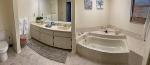 Bathtub, hair dryer, towels, shampoo - Water property , canal access to the harbor and kayaking (Port Charlotte)