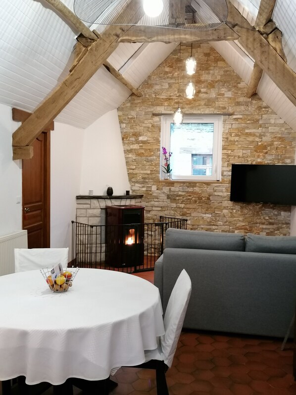 Dining - Comfortable country house (linen / internet / air conditioning) 5 minutes from the A20 motorway (Donzenac)