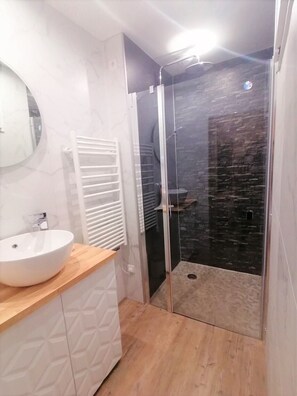 Dusche, Haartrockner, Handtücher