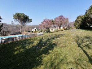 Property grounds - Comfortable country house (linen / internet / air conditioning) 5 minutes from the A20 motorway (Donzenac)