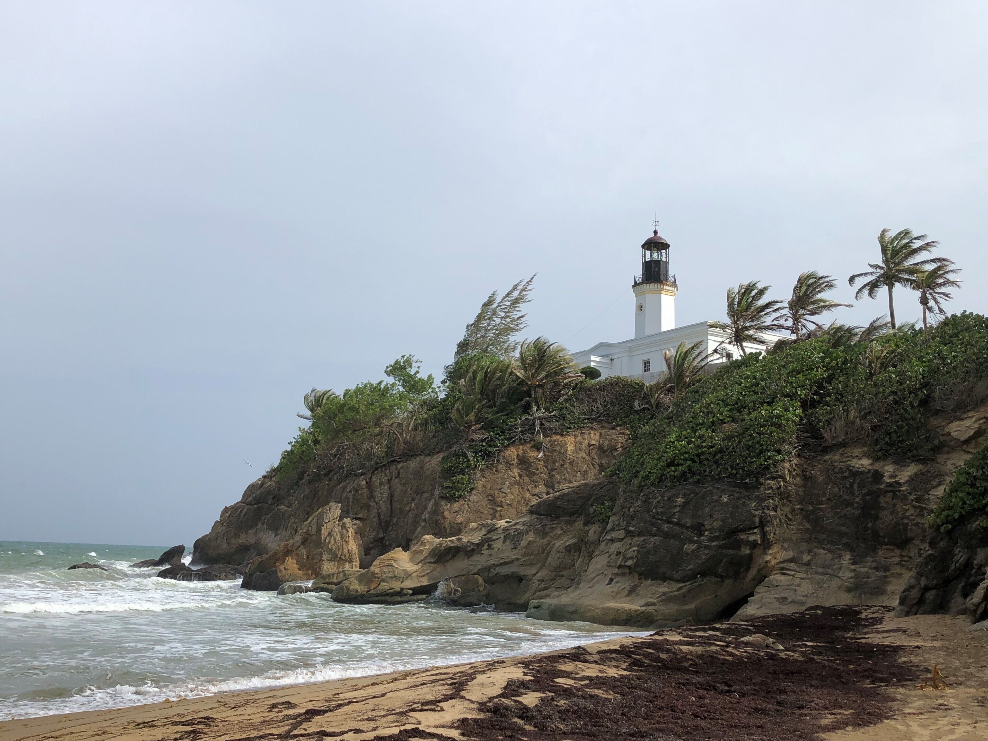 Ubicación cercana a la playa, tumbonas y toallas de playa