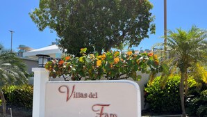Placa para Villas del Faro, com fundo branco e letras cursivas.