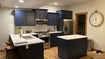 Een koelkast, een magnetron, een oven, een kookplaat