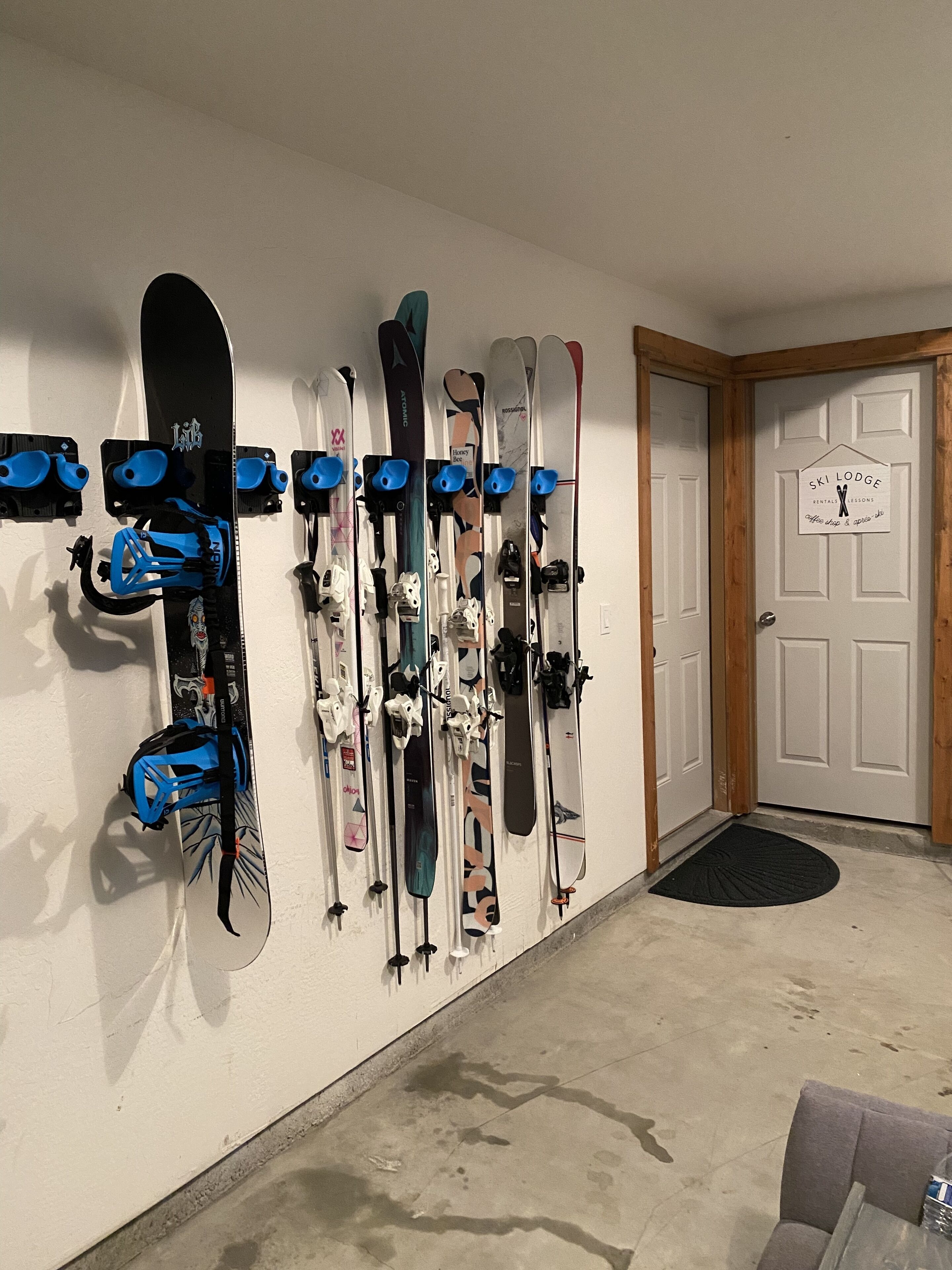 Eine Skihütte mit an der Wand befestigten Skiern und Ski-Ausrüstung.