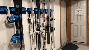 Eine Skihütte mit an der Wand befestigten Skiern und Ski-Ausrüstung.