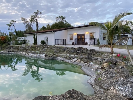 Exterior. Marvelous Get Away In The Heart Of Fort Myers