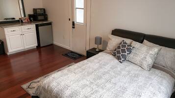 1 Schlafzimmer, Schreibtisch, BĂŒgeleisen/BĂŒgelbrett, kostenloses WLAN