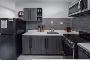 Coffee/tea maker, fridge, microwave, oven