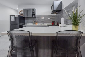 Coffee/tea maker, fridge, microwave, oven