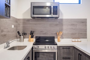 Refrigerador, microondas, horno y parrilla de estufa