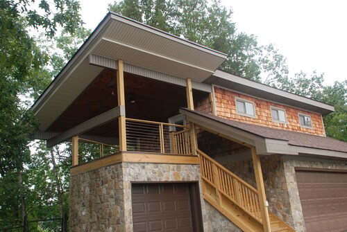  "The Wolf Den" - Lakefront suite with mountain views