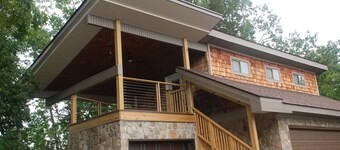 "The Wolf Den" - Lakefront suite with mountain views