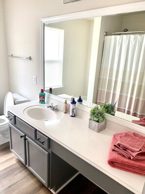 Shower, hair dryer, towels, soap - Spacious✨Central location✨KING BED SUITE✨FAST WIFI (Houston)
