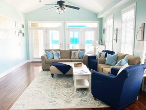 Een televisie, een open haard en een kantoor