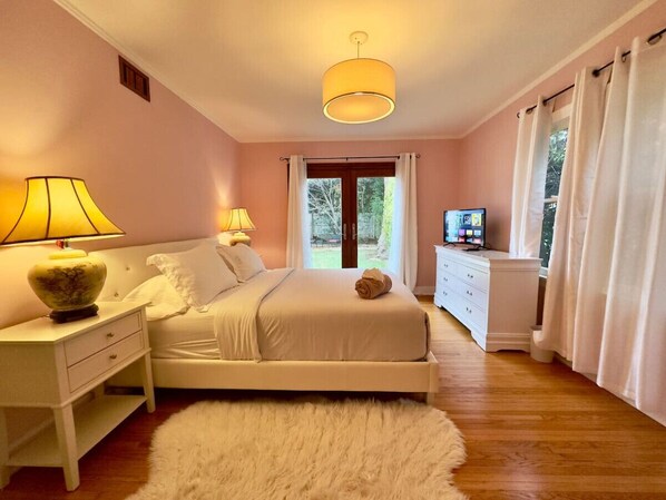 2 bedrooms, desk, iron/ironing board, free WiFi