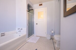 Baignoire, sèche-cheveux, serviettes fournies