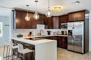 Fridge, microwave, oven, stovetop - Stylish & Cheerful Stay with Pool in Fort Lauderdale (Fort Lauderdale)